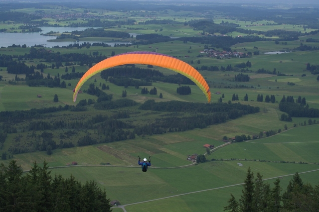 Sobre la tierra volando